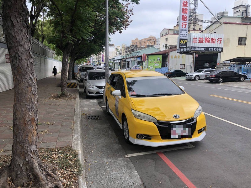 計程車已被拖吊回警所前。（民眾提供）