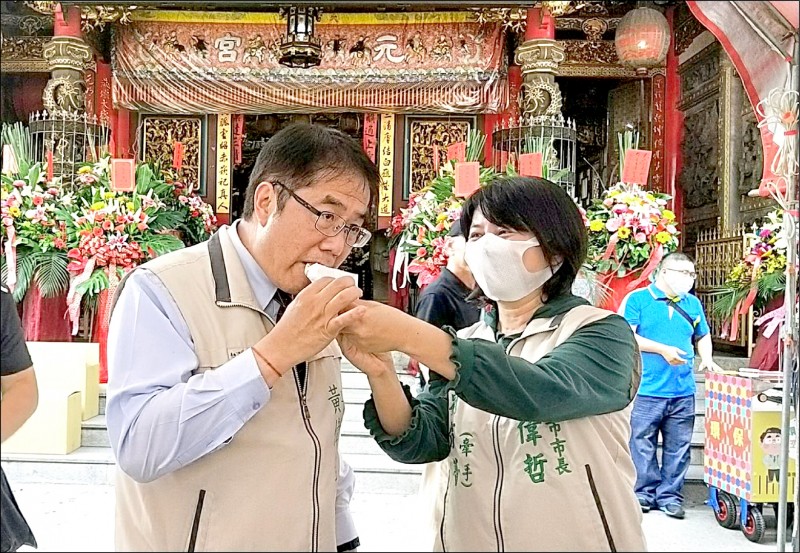 市長黃偉哲偕夫人劉育菁參加元和宮活動，甜蜜體驗煎麻油椪餅及品嘗台南美食。（台南市府提供）