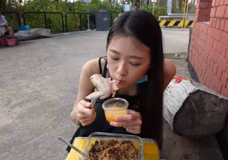 又有台灣網紅惹議！  她在新加坡溫泉公園煮雞翅 挨批不衛生 - 國際 -