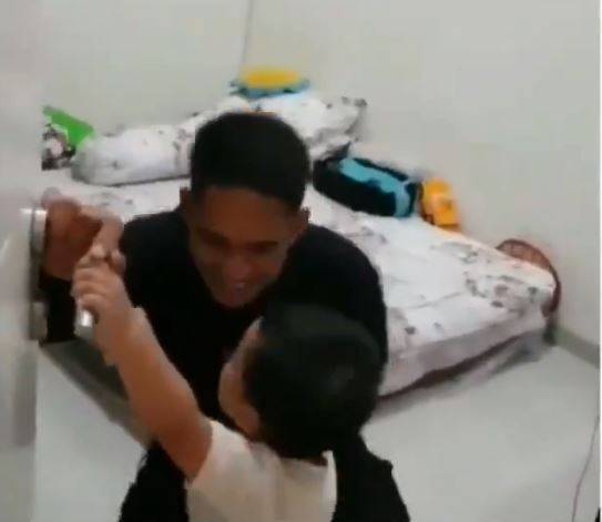 有预感？印尼潜舰殉职士兵出勤前小儿哭闹阻出门影片曝光（视频/图） - 1