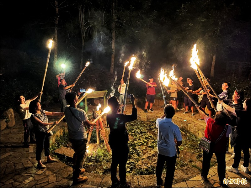 茶山鄒族部落「天神取火」體驗遊程很歡樂。（記者蔡宗勳攝）