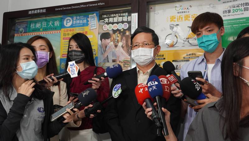 台灣大學主任秘書王根樹表示，台大並未改遠距授課，僅調查有赴染疫華航機師清真寺活動的12人，要求自主健康管理並限制進入校園。（台大提供）