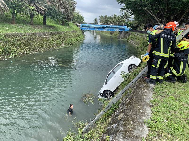 花蓮市太平洋公園旁今早發生一起轎車墜落大排水溝的意外。（記者王錦義翻攝）