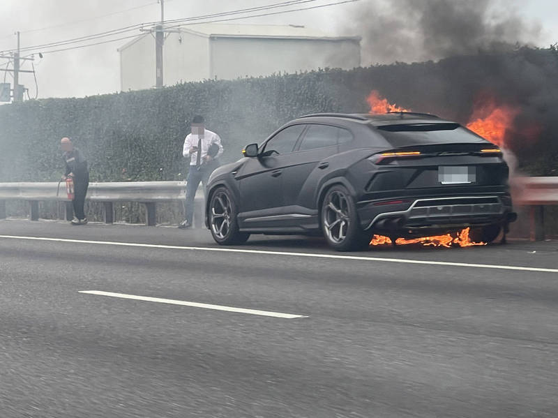 價值千萬的藍寶堅尼休旅車Lamborghini Urus在國道起火，穿白色衣服駕駛站在路肩划手機，有民眾認出駕駛背景驚人。（翻攝彰化踢爆網）