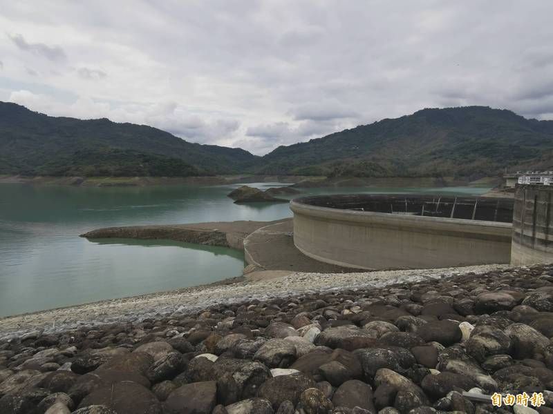 雖然持續降雨，但上游逕流加越域引水的挹注，仍「入不敷出」，南化水庫的有效蓄水量再減少。（記者吳俊鋒攝）