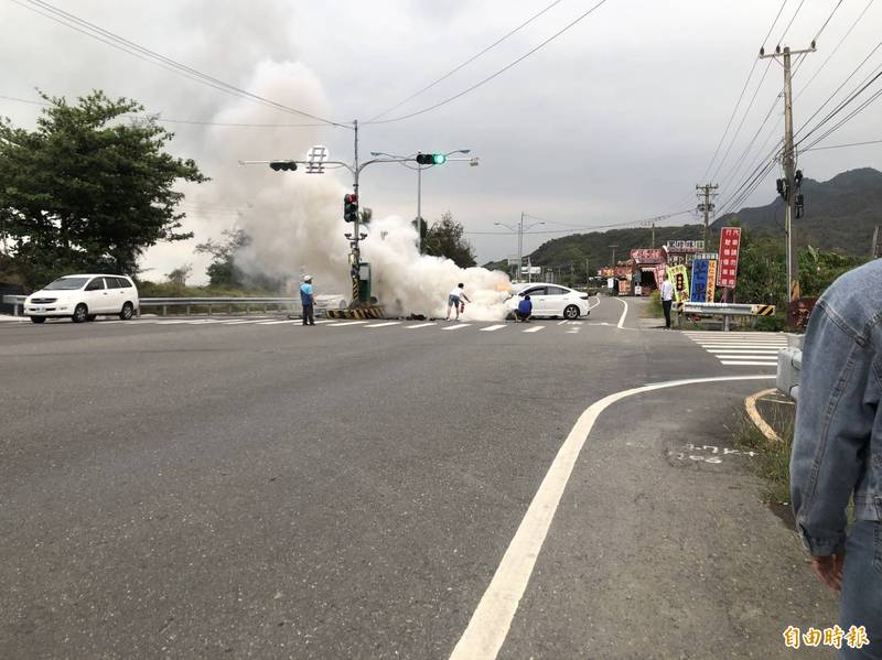 小客車已起火，但不見車上的人下車，居民見狀趕緊上前救援。（警方提供）（記者陳彥廷攝）