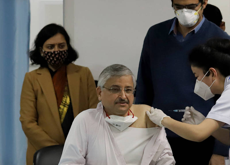 全印度醫學院（AIIMS）院長古賴瑞雅（圖中）認為，武肺只是一種輕微小感冒，民眾不用過度驚慌，還稱染疫的人「靜待個7到10天」，身體就會康復。圖為古賴瑞雅今年初接種疫苗。（彭博）