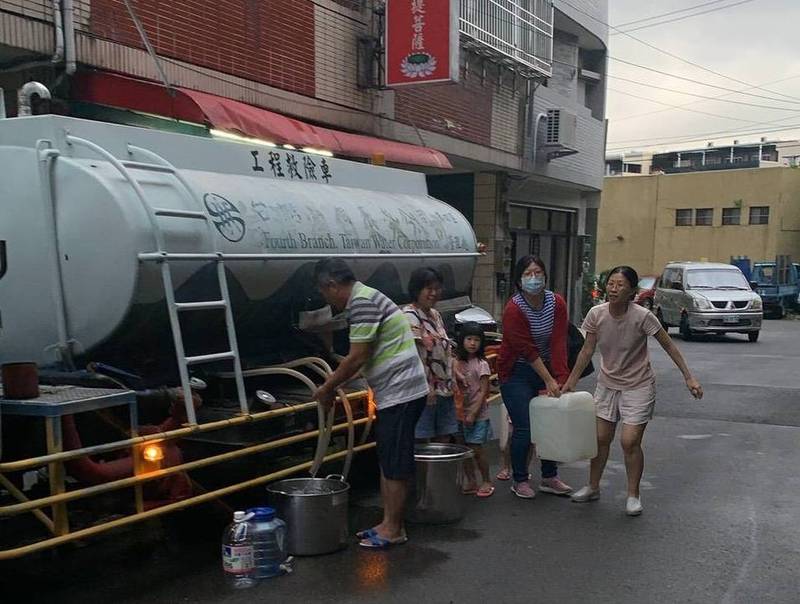 該台水送水車巡迴補水。（自水水公司提供）