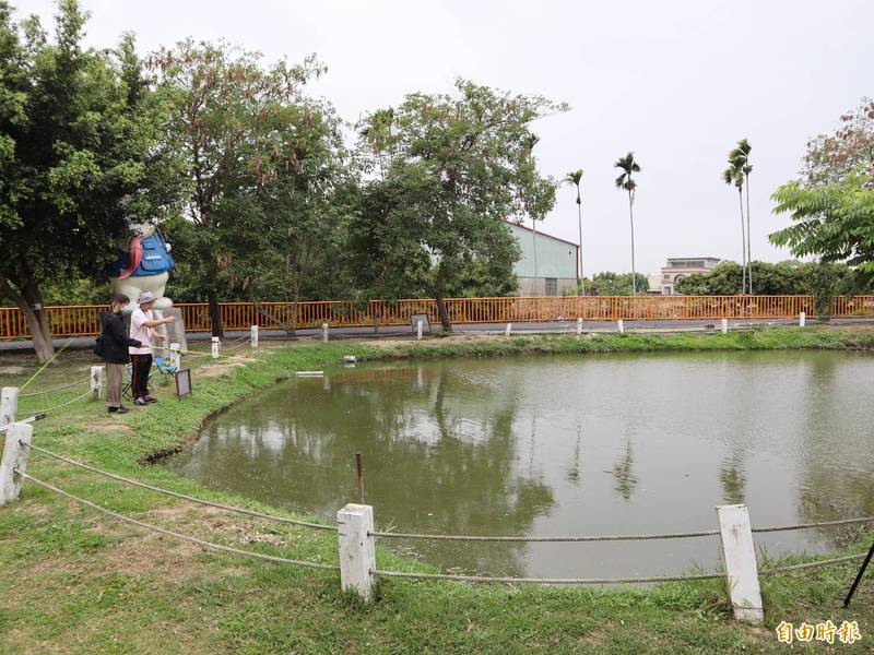 寶熊漁樂碼頭在心田花園的池塘內放養吳郭魚等，推廣釣魚活動。（記者歐素美攝）