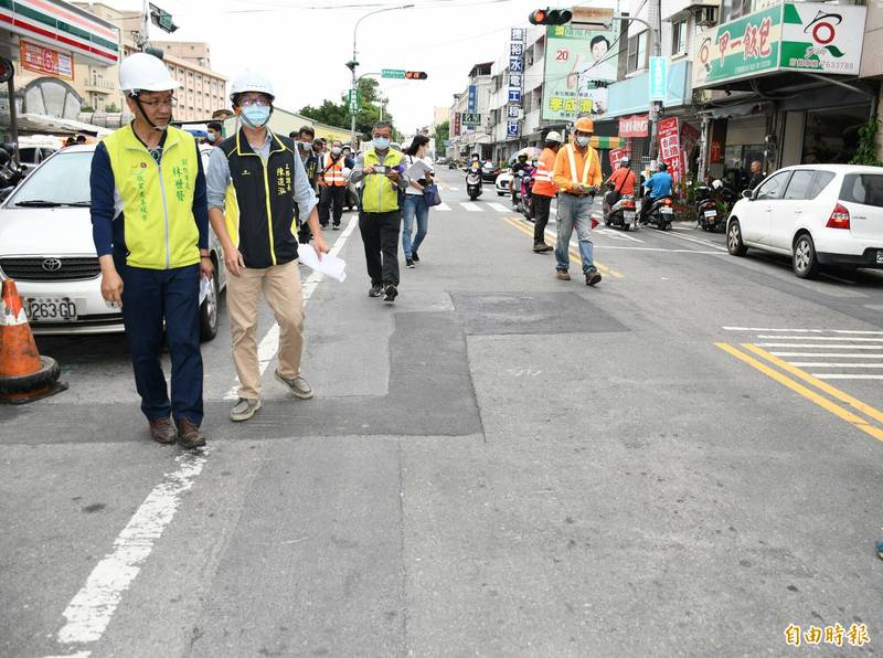 彰化市長林世賢（左）今天視察將全面改善舖平的南興里內道路。（記者湯世名攝）