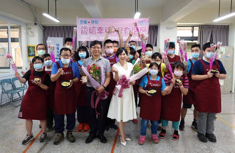 台鹽總經理吳旭慧（前右四）與副總經理陳世輝（前左三）帶領同仁一起參與伊甸基金會母親節傳遞愛一日企業志工活動。（台鹽公司提供）