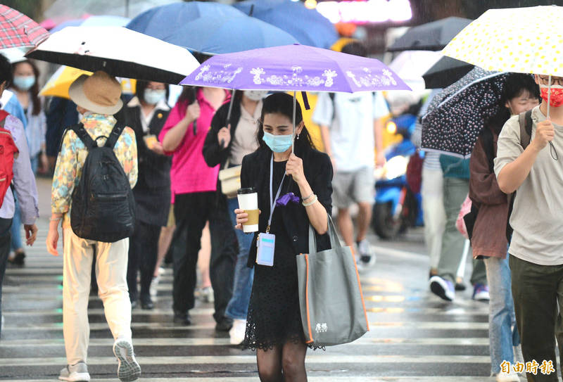 今（28）晚至明天受到鋒面影響，雨勢會逐漸增強，民眾出門及開車須留意視線不良。（資料照）