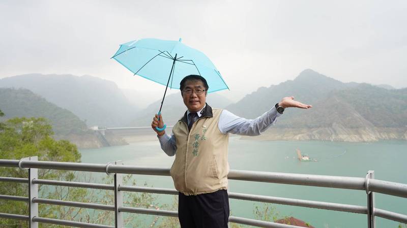 台南今天早上終於下雨了，市長黃偉哲臉書PO文開心曬傘。（擷自黃偉哲臉書）