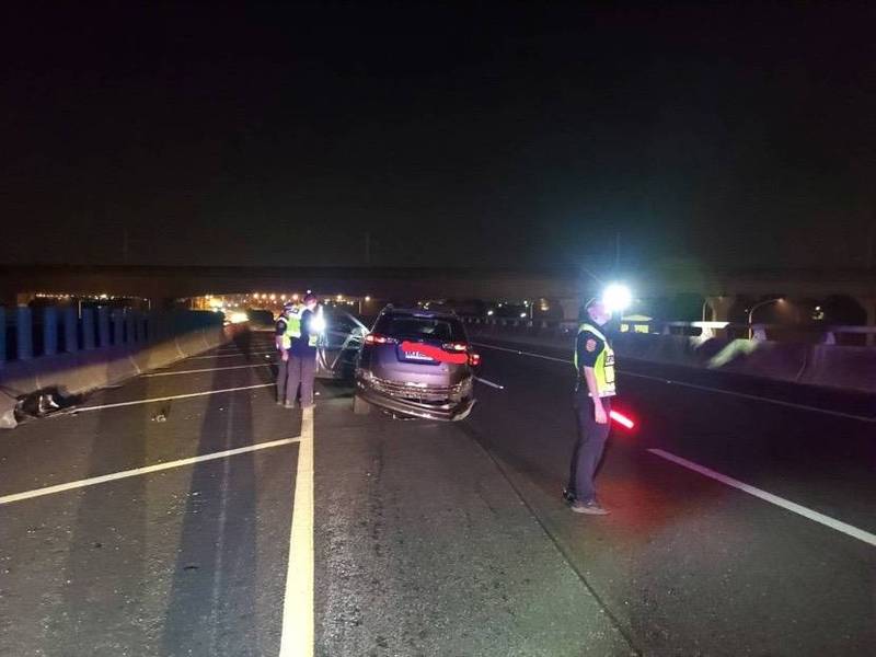 78快速道路汽車自撞，車輛全毀駕駛傷。（記者詹士弘翻攝）