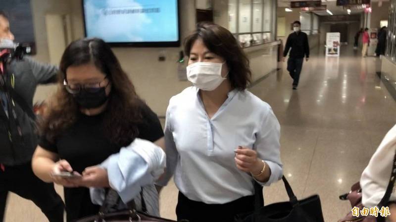 橘熊科技董座王蘭芳(白衣者)到庭認罪,今獲判緩刑。(資料照) 橘熊科技董座王蘭芳(白衣者)到庭認罪,今獲判緩刑。(資料照)