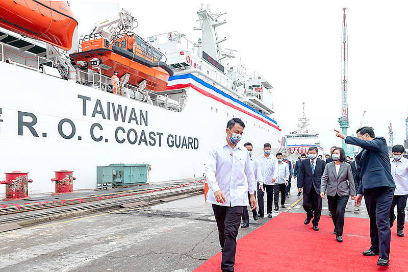 President Tsai Ing-wen, third right, attends an inauguration ceremony for two coast guard vessels at CSBC Corp, Taiwan’s shipyard in Keelung yesterday.
Photo courtesy of the Presidential Office