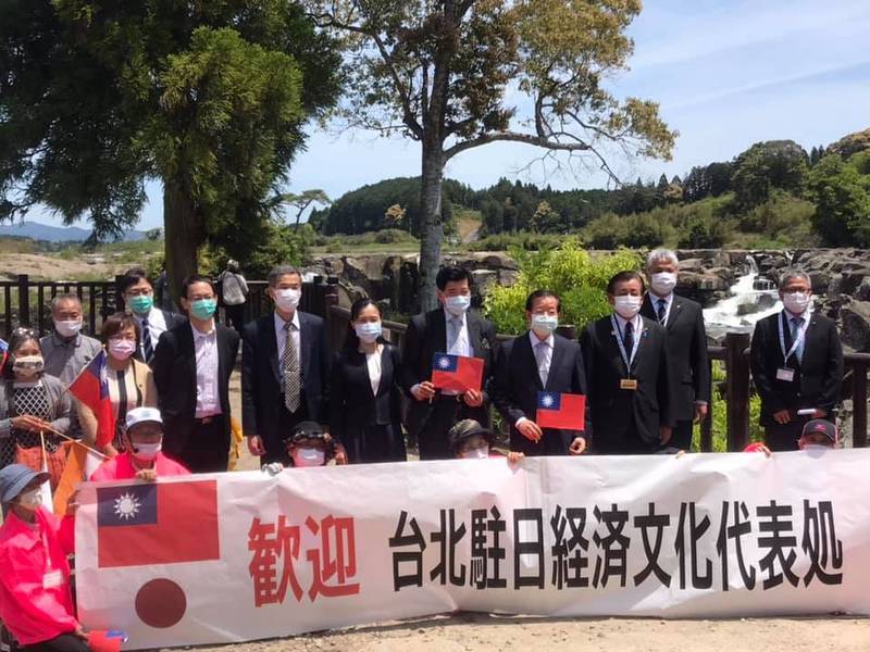 謝長廷走訪鹿兒島縣，當地飄「青天白日滿地紅」國旗熱烈歡迎。（翻攝自謝長廷臉書）