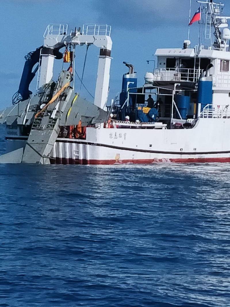 目擊畫面曝光！朱冠甍F-5E機體完整 緊貼打撈船尾航向高雄港