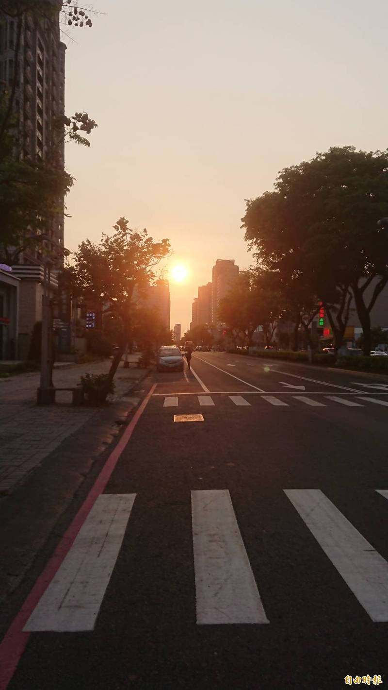 不只台北，台南也有華麗「懸日」景象。（記者洪瑞琴攝）