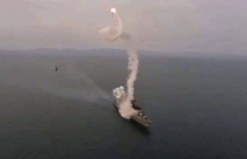 軍事媒體《Defense Blog》報導指出，俄羅斯太平洋艦隊的沙波什尼科夫元帥號（Marshal Shaposhnikov）試射「口徑」（Kalibr）巡弋飛彈，卻在發射後失控，螺旋翻轉多圈墜入海中。（翻攝自推特）