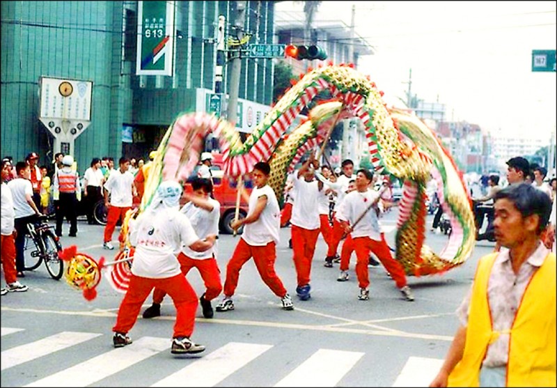 東石高中棒球隊球員21年前參與配天宮媽祖遶境大典的舞神龍景象。（記者林宜樟翻攝）