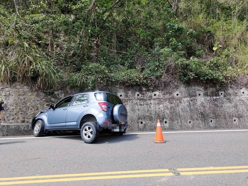 休旅車載6人疑失控撞山壁。（記者王善嬿攝）