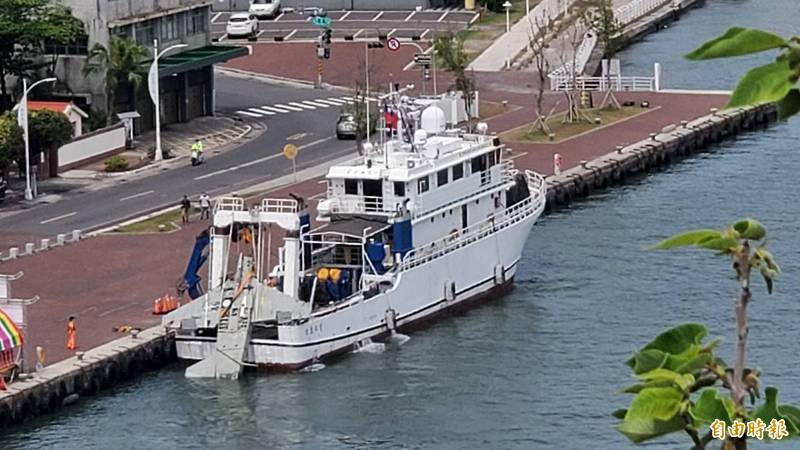 寶拉麗絲號載F-5E殘骸 暫靠高雄港海巡碼頭轉往高科大旗津碼頭