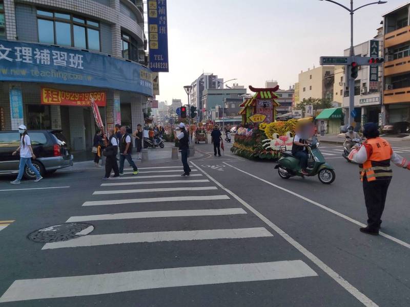 左營區虎軍堂（趙府千歲）今天舉行遶境祈福，發生馬匹甩頭誤傷人事件。（民眾提供）