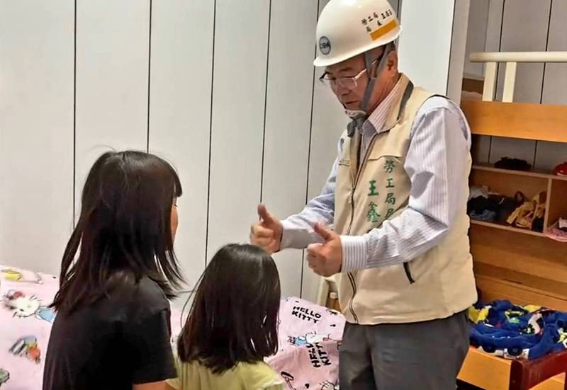 南投縣埔里鎮弱勢戶整修完工，南市勞工局長王鑫基代表台南市長黃偉哲贈生活用品。（南市勞工局提供）