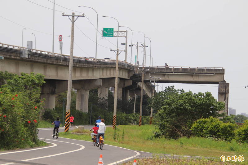 新竹縣近期準備爭取經費，執行台1線替代道路新闢工程的第1期計畫，從圖中台68竹市武陵匝道「斷頭」的北端，新建高架道路北延到竹北市中正西路，以分流頭前溪南北兩岸車流。（記者黃美珠攝）