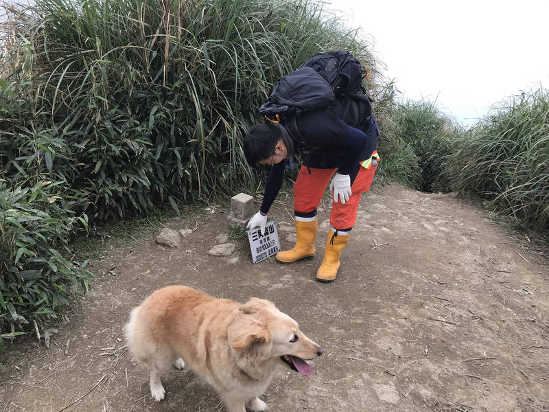 宜縣無消防搜救犬，如遇重大災害及山域搜救，都要請外縣市的搜救犬支援；圖為新北搜救犬到抹茶山協助搜救阮姓婦人。（宜縣消防局提供）