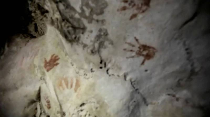 考古學家在洞穴中發現上百個手印。（路透）