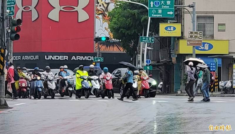 高雄下雨了！地方盼能下大雨，為高雄水情解渴。（記者陳文嬋攝）