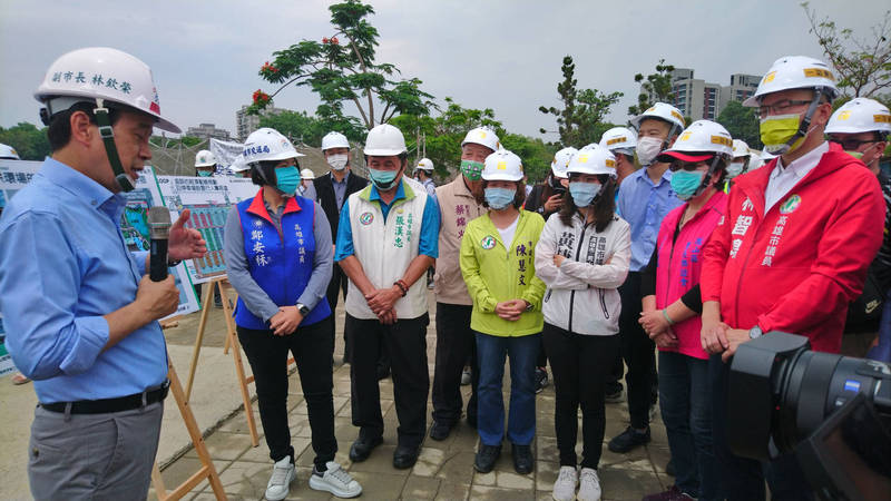 解決鳳山運動園區周邊停車需求，當地興建首座公有路外立體停車場，副市長林欽榮（左1）特地前往視察工程進度。（市府提供）