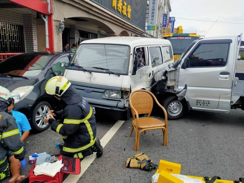 小貨車與遊覽車相撞後，失控再撞路邊的廂型車推擠路邊轎車。（民眾提供）