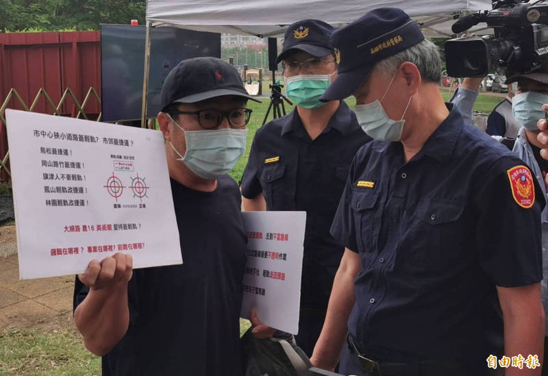 高雄輕軌二階大順路施工遇首次上班日，1男子高舉手板抗議市府「騙人」，市府回應會加強溝通。（記者黃良傑攝）