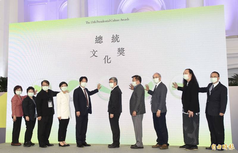 中華文化總會3日舉行「第11屆總統文化獎徵選起跑記者會」,邀請評審委員會總召、副總統賴清德(左五)、副總召、副會長陳建仁(右五)、江春男(右四)、鄭麗君(左四)與各獎項召集人朱宗慶(左三)、曾旭正(右三)、陳節如(左二)、唐鳳(右二)、尤美女(左)共同啟動儀式並合影。(記者簡榮豐攝) 中華文化總會3日舉行「第11屆總統文化獎徵選起跑記者會」,邀請評審委員會總召、副總統賴清德(左五)、副總召、副會長陳建仁(右五)、江春男(右四)、鄭麗君(左四)與各獎項召集人朱宗慶(左三)、曾旭正(右三)、陳節如(左二)、唐鳳(右二)、尤美女(左)共同啟動儀式並合影。(記者簡榮豐攝)