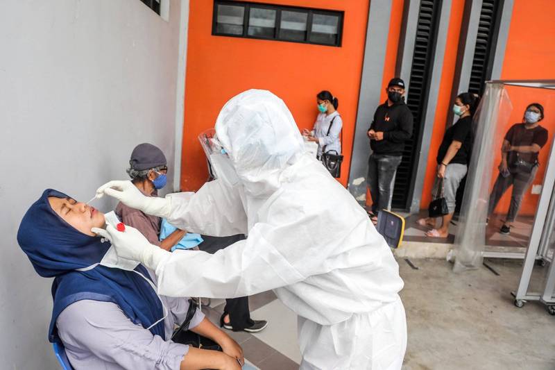 印尼首都雅加達今（3日）出現2起高傳染性的印度武肺變種病例。印尼採檢示意圖。（歐新社）