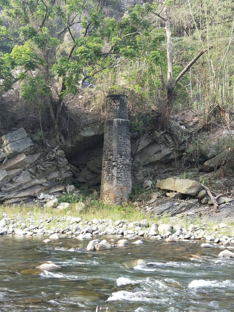 國姓鄉北港溪畔峭壁矗立1座古老石造建築，民眾好奇由來與用途。（張文正提供）