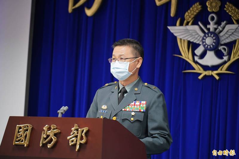 陸軍司令部工兵處長陳威霖少將表示，國軍依水利署需求，支援人力及設備支援淨水清淤作業，並投入運水作業。（記者涂鉅旻攝）