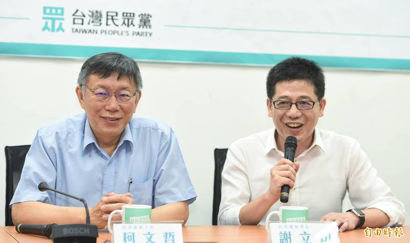 對於2022選舉，台灣民眾黨秘書長謝立功（右）說，台北市1區提1席議員參選人一定沒問題。