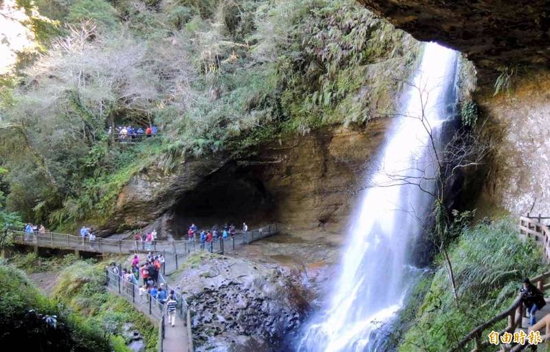 南投縣杉林溪森林生態渡假園區在乾旱前，園區松瀧岩瀑布水量豐沛、氣勢磅礡。（資料照，記者謝介裕攝）