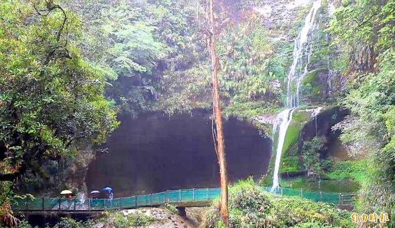 隨著梅雨鋒面到來，南投縣杉林溪森林生態渡假園區松瀧岩瀑布，也不時可見水花飛濺景緻，吸引遊客駐足觀賞。（記者謝介裕攝）