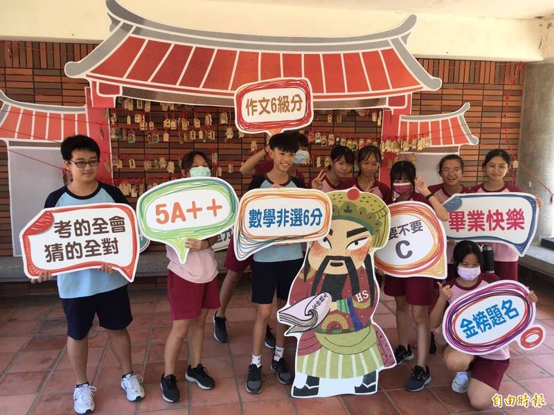 2021國中教育會考將至，台南和順國中自製Q版文昌帝君「繪馬」、立牌和打卡小物祈福。（記者王姝琇攝）