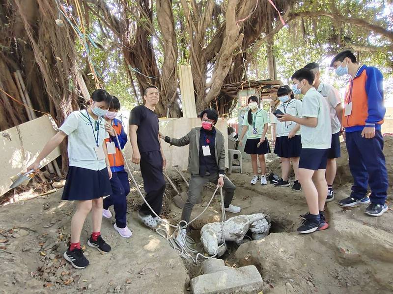 北港 倒水美人 塑像百餘斤基座驚傳失竊警追回送辦6人 社會 自由時報電子報