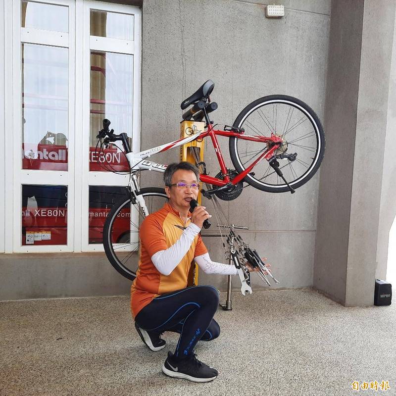 澎管處長許宗民解說自行車修復站，提供車友免費的修車點。（記者劉禹慶攝）