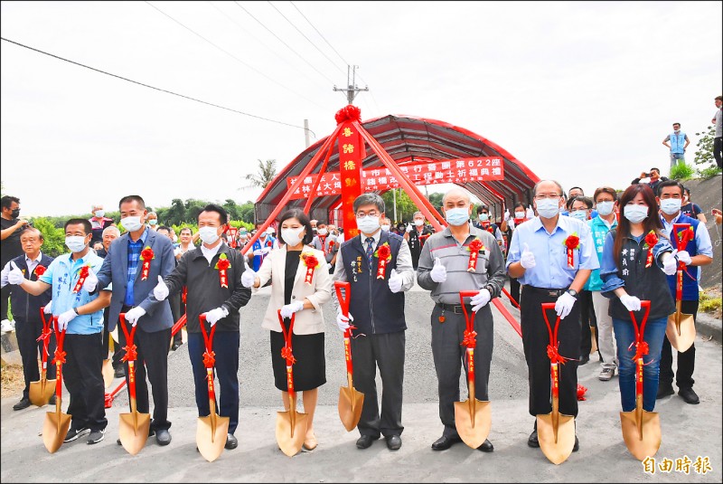 連絡雲林大埤與嘉義大林的善諸橋新建工程昨天動工，嘉義縣長翁章梁（前排左三）、雲林縣長張麗善（前排左四）都參與出席。（記者黃淑莉攝）