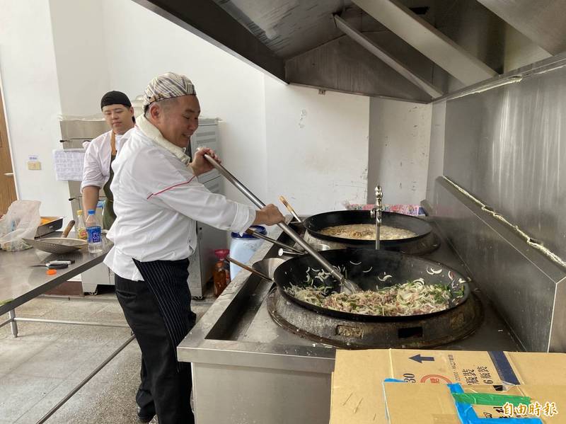 行政主廚江進華到建陽國小煮大餐給師生及媽媽們品嗜。（記者詹士弘攝）