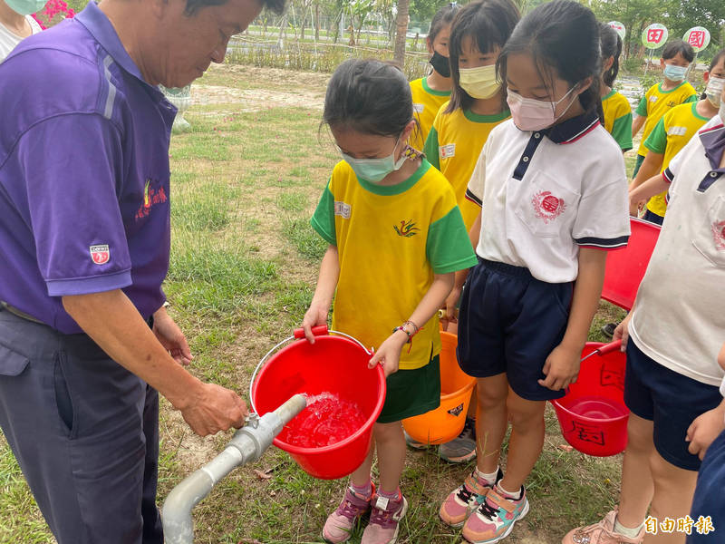 官田國小的10個「雨水貯留系統設施」雨水撲滿，可儲水50噸，學生接水灌溉幸福農場。（記者楊金城攝）