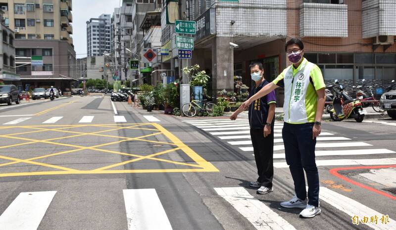 大里區現岱路等路段去年底就完成自來水汰管，至今過了4個多月還未重鋪，市議員林德宇（前）、中新里長廖榮木（後）批評速度太慢。（記者陳建志攝）